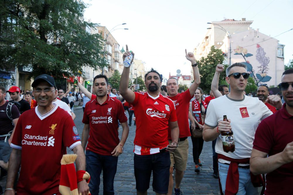 Las aficiones de Real Madrid y Liverpool llenan Kiev de color.