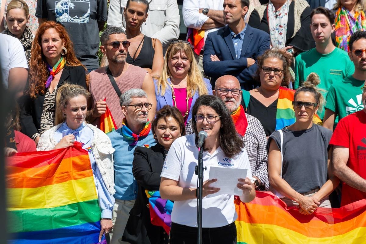 Imagen de la protesta contra los ataques homófobos el pasadao 8 de mayo ante el Ayuntamiento de Torremolinos.