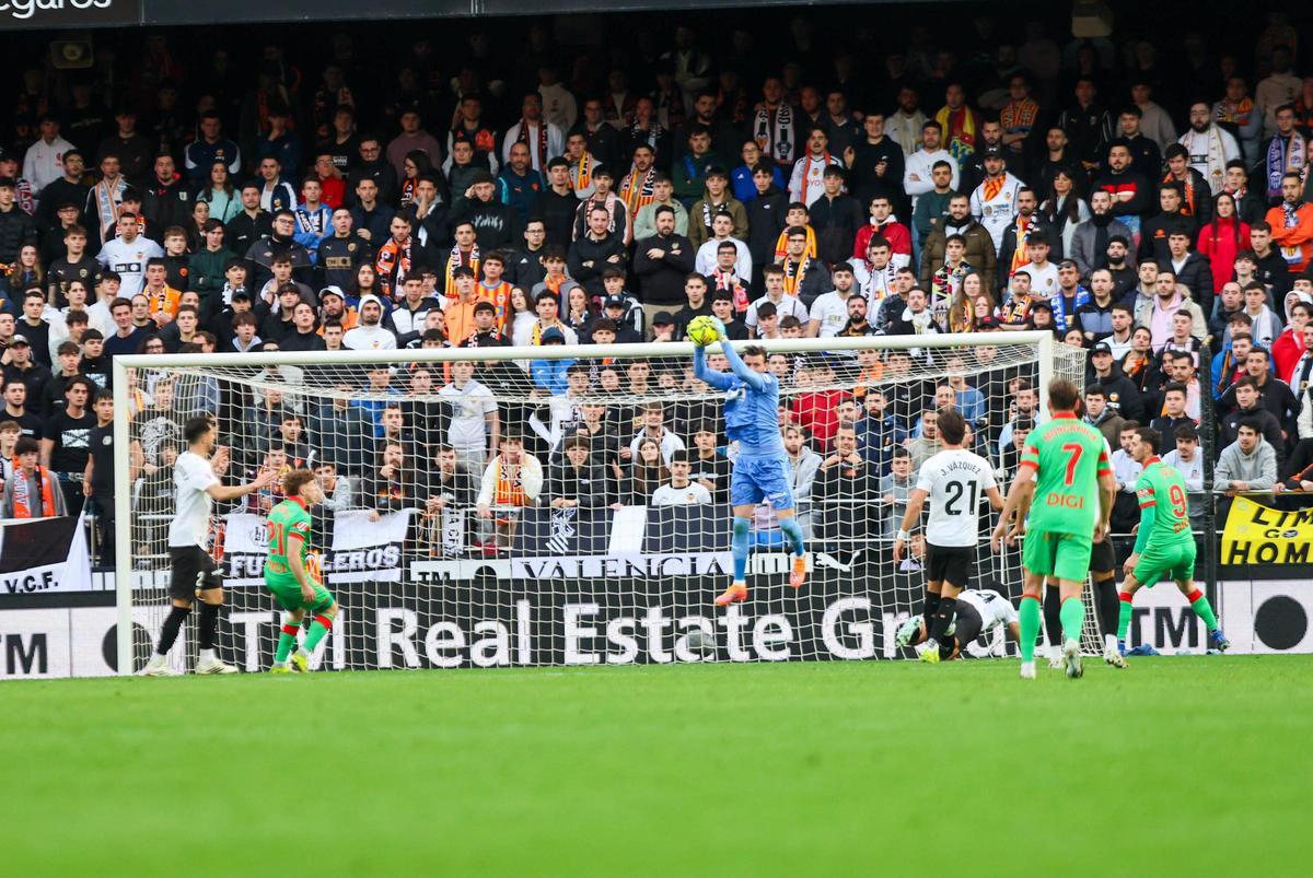 Dimitrievski ataja un balón por alto durante el partido.