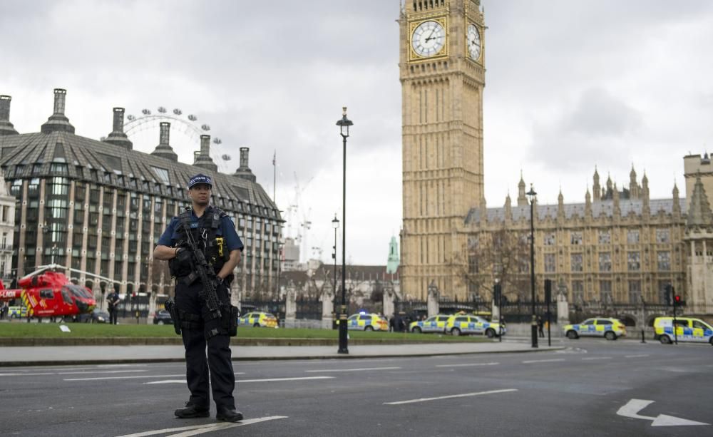 Tiroteig i apunyalament davant el Parlament britànic