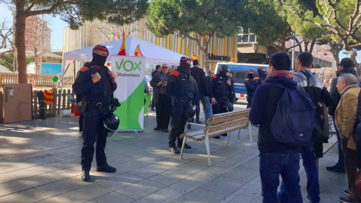 La carpa informativa de Vox en Cornellà, custodiada por los Mossos