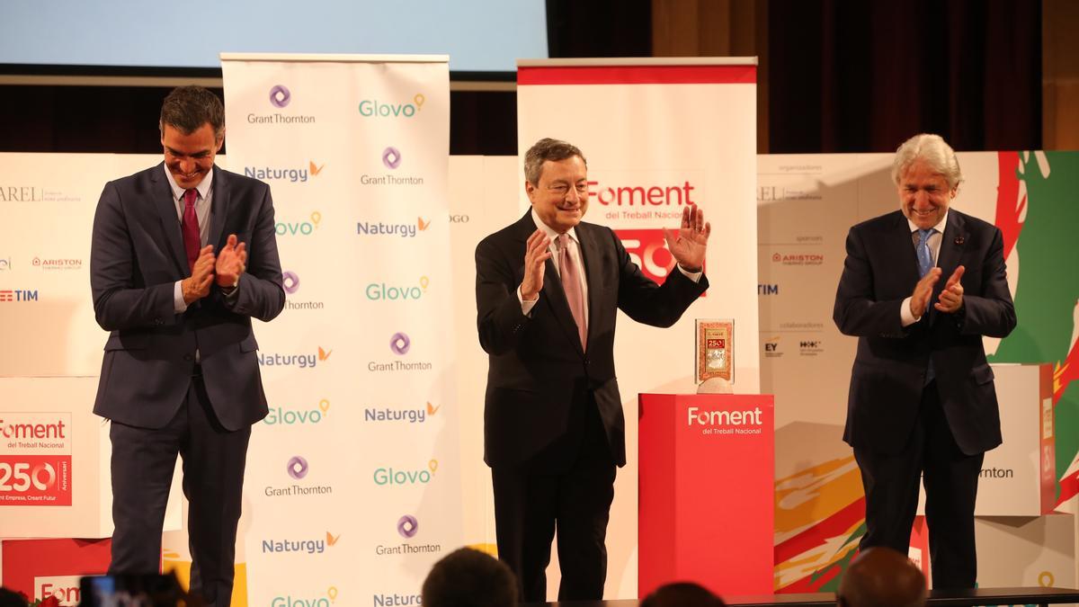 Pedro Sánchez, Mario Draghi y Josep Sánchez Llibre, en el acto 250 aniversario de Foment.