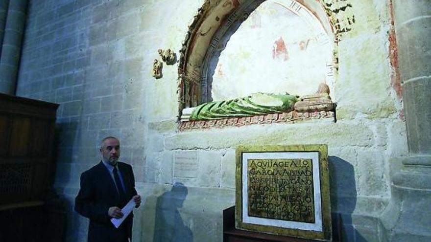 El historiador del Arte José Ángel Rivera de las Heras junto a uno de los lucillos descubiertos años atrás en la Catedral