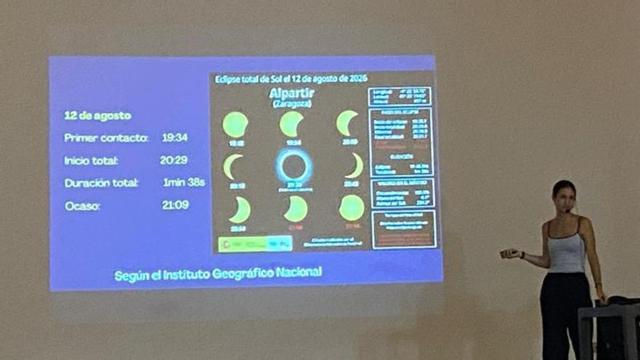 Pilar Ibáñez enseñó cómo disfrutar del eclipse.