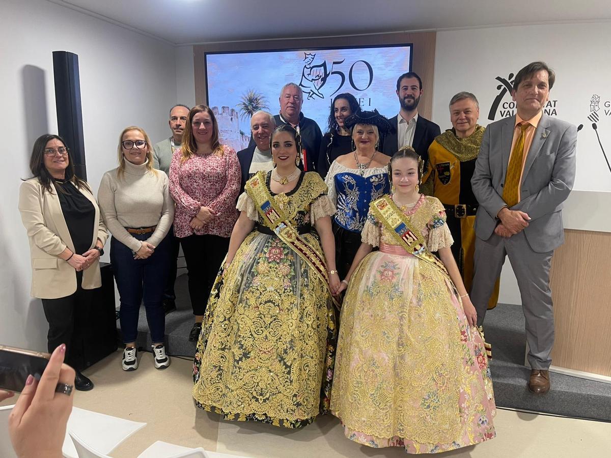 El alcalde de Alzira, concejales y representantes de las entidades festivas, este jueves, en Fitur.