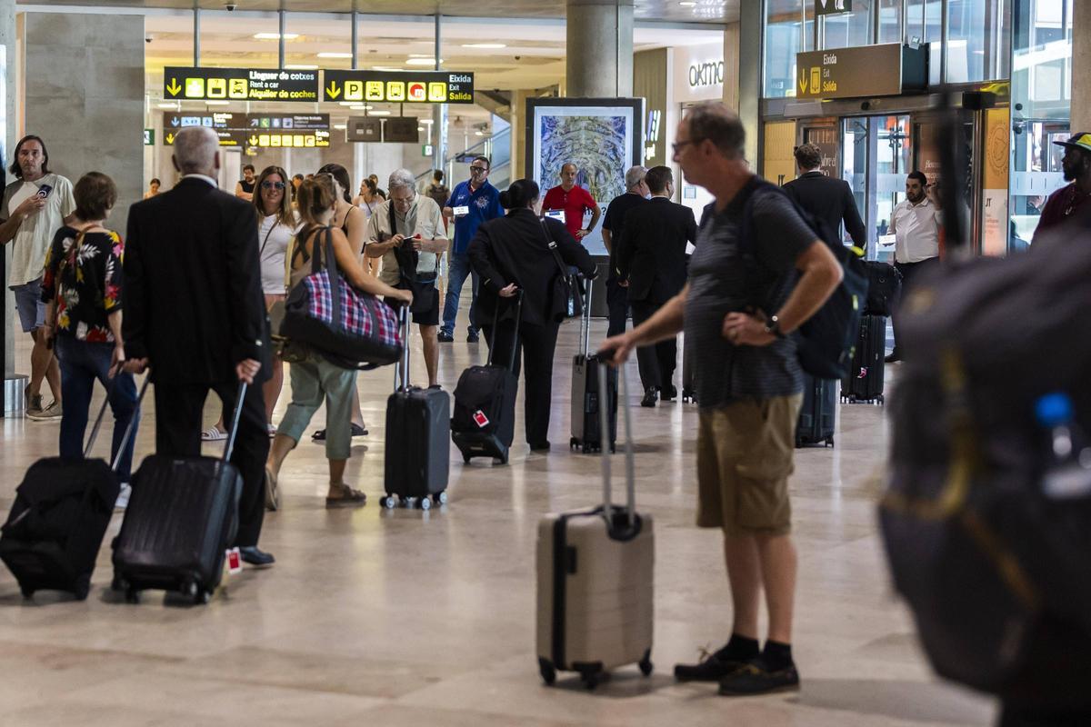 Turistas en el interior del Aeropuerto de Valencia, el pasado año.