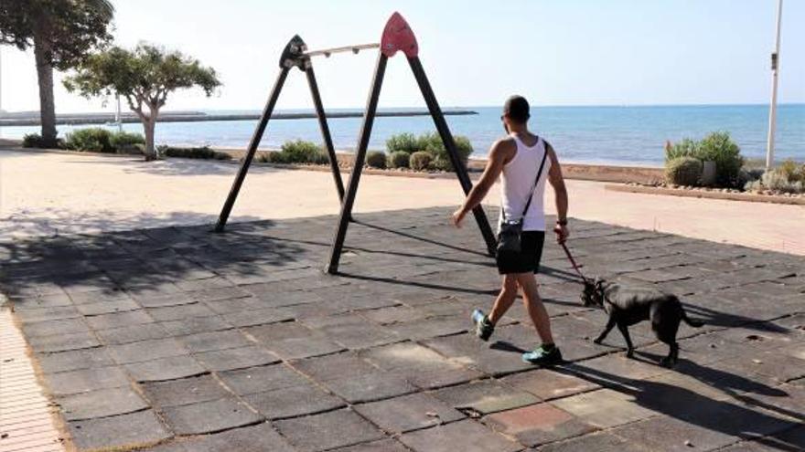 El parque de plaza de Castilla, arriba, y abajo el pavimento degradado de Rodríguez de la Fuente.