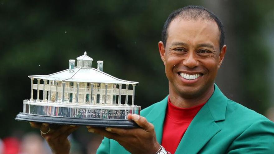 Tiger Woods, con el trofeo de campeón del Masters de Augusta