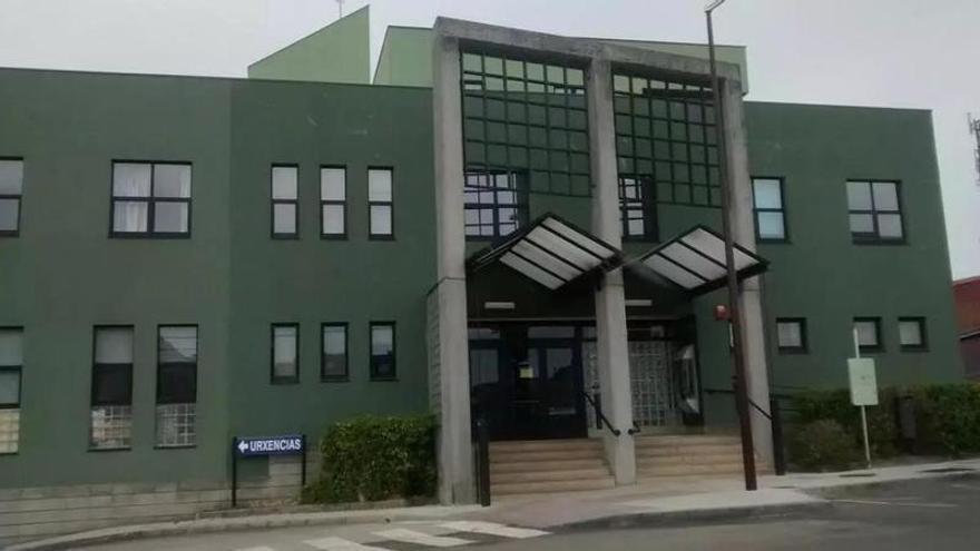 Rompe la puerta del centro médico de Carballo y fuerza una máquina expendedora para llevarse una botella de agua