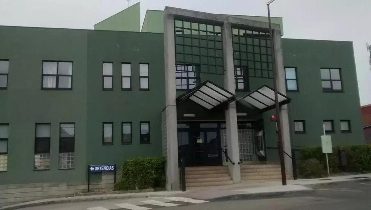 Fachada del centro de salud de Carballo.