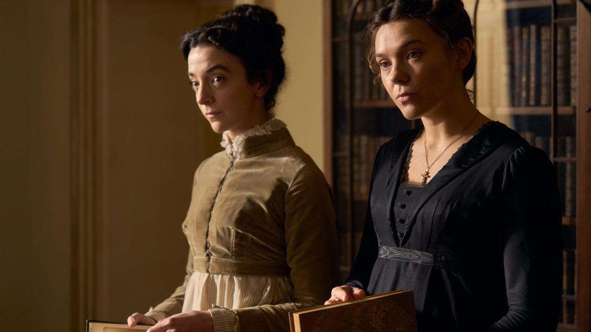 Jane Austen (Patsy Ferran, a la izda.) y Cassandra Austen (Synnove Karlsen) en la serie 'Miss Austen'.