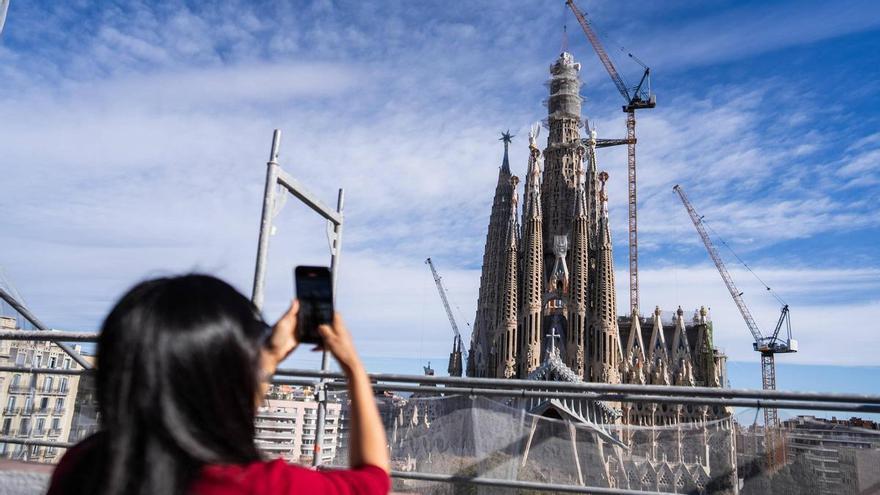Paso a paso en la Sagrada Familia: el momento en que colocaron el último brazo de la cruz en la Torre de Jesús