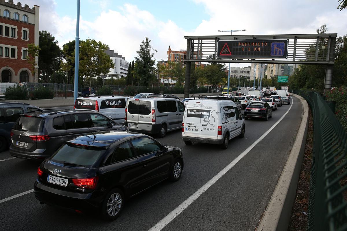 Barcelona 19/09/2017 Barcelona Colas en la Ronda de Dalt de la entrada Besos hasta salida 10 por un accidente de tráfico, señalan en los paneles, en la foto hecha desde la salida 4 delante Llars Mundet. Foto de RICARD CUGAT. PUBLICADA EPC 09/01/2018 P 59PUBLICADA EPC 20/09/2017 P 32 - 33