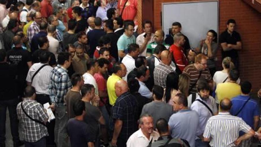 Decenas de personas se agolpan antes del inicio del examen para una oposición en València.