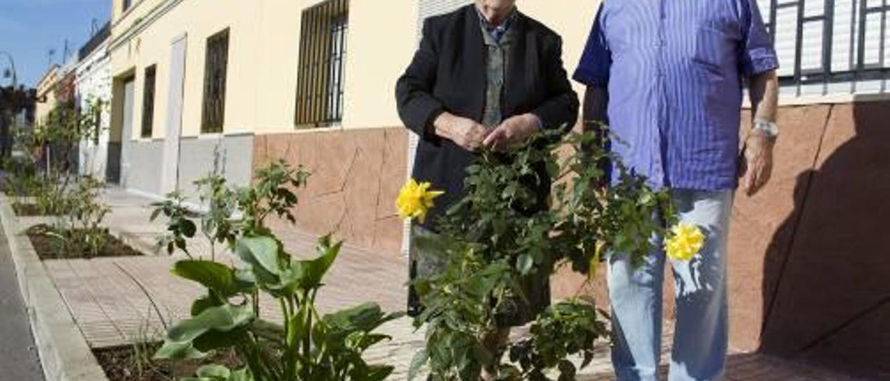 María Llorens y Andrés García son dos de los primeros vecinos que ocuparon el barrio en los años sesenta, cuando se urbanizó el grupo periférico.