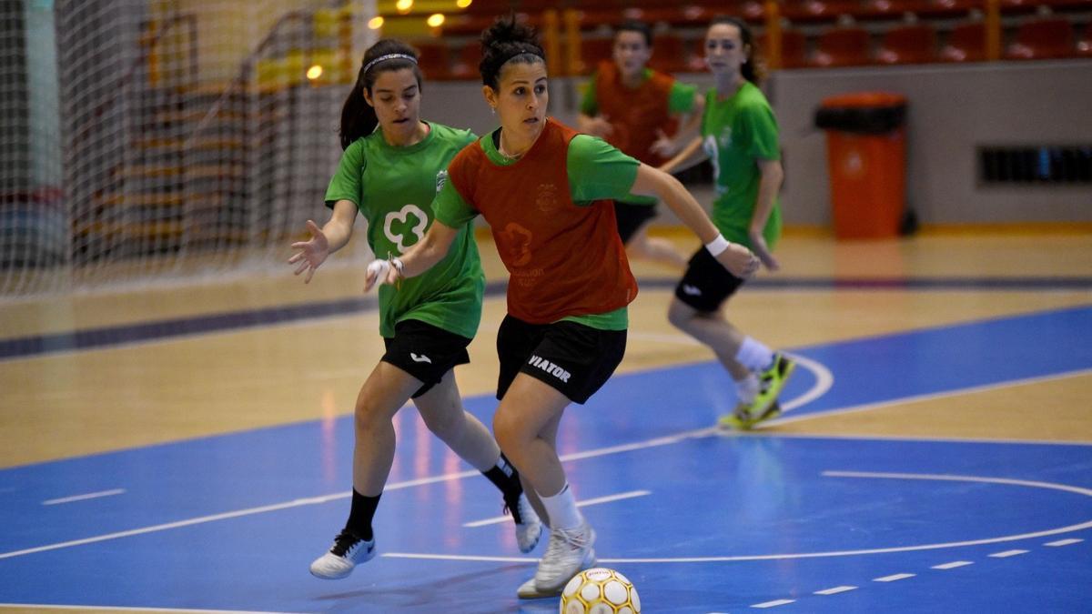 Rocío Gracia controla el balón ante África Lozano en un entrenamiento.