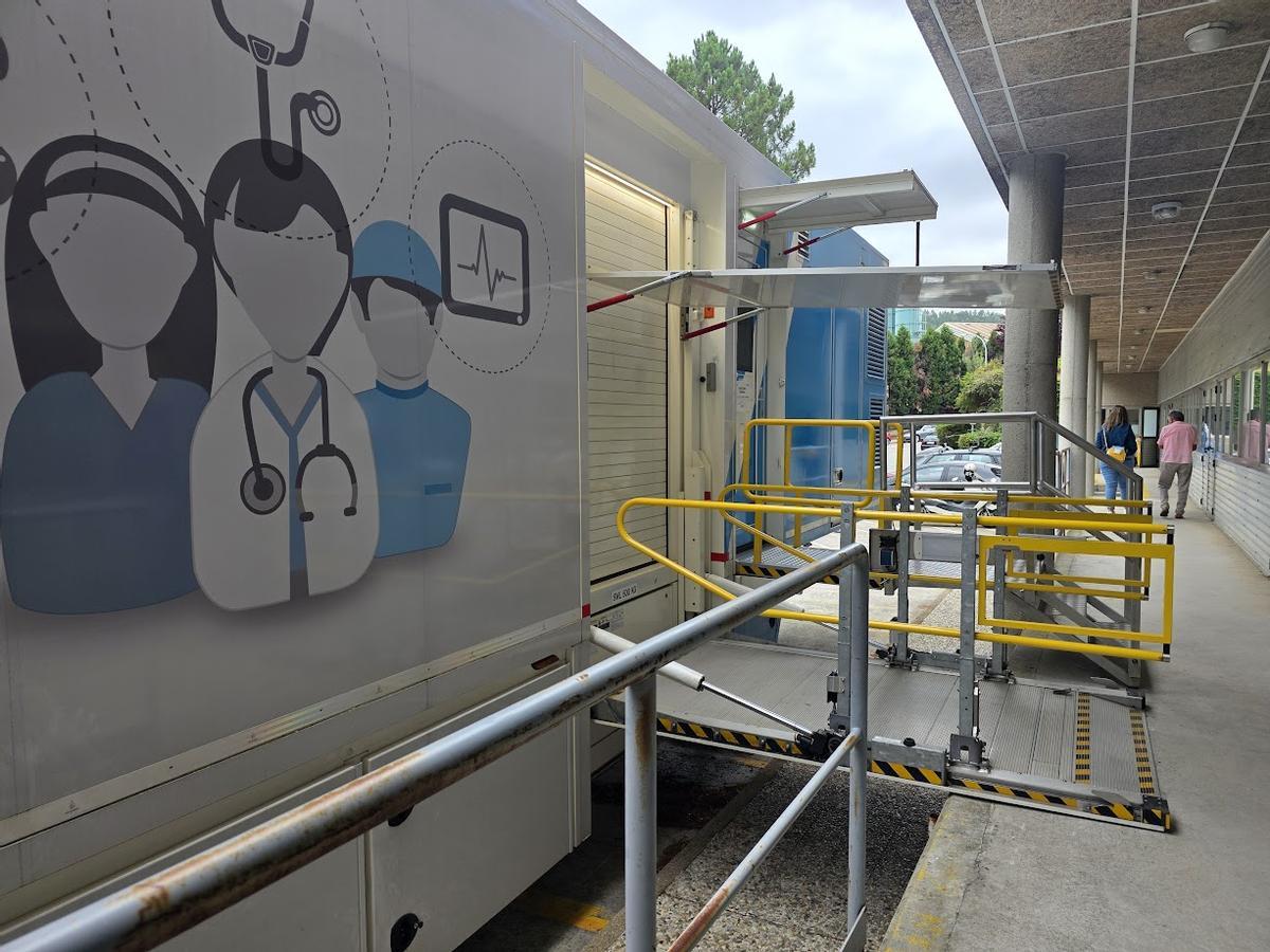 La unidad móvil de resonancia magnética que estos días se encuentra en el Hospital do Salnés.