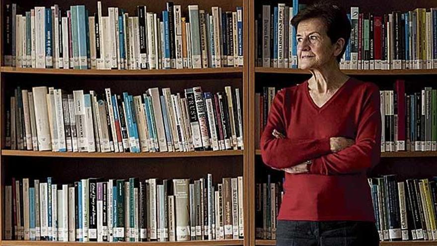 Adela Cortina, en la biblioteca de la FundaciÃ³n Etnor, en Valencia.