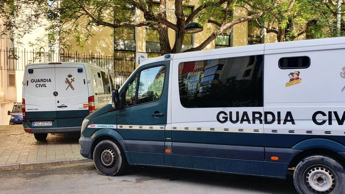 Furgones de la Guardia Civil en los Juzgados de Alicante.