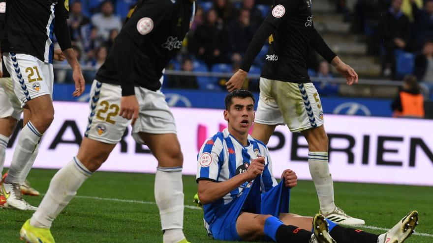 Villares se lamenta en el suelo rodeado de jugadores del Sabadell. |  // CARLOS PARDELLAS