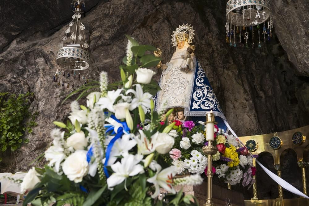 El Real Oviedo realiza la ofrenda floral a la Virgen de Covadonga