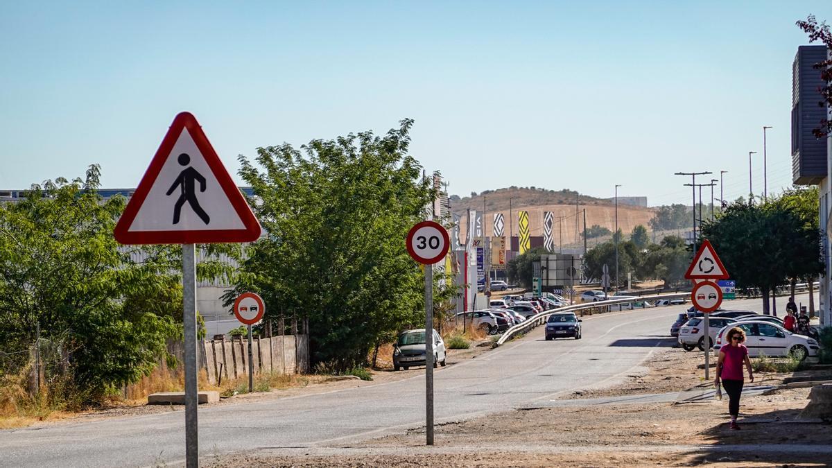 El final de la avenida Ricardo Carapeto carece de aceras y alumbrado público.