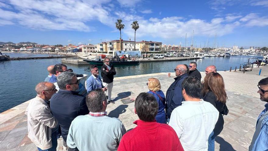 El director general de Puertos este lunes con los vecinos de Cabo de Palos.