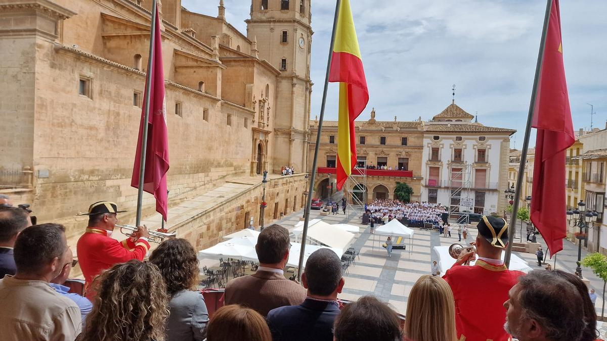 Clarineros junto a miembros de la corporación municipal en el balcón del Ayuntamiento durante la convocatoria a la procesión del Corpus, este mediodía.