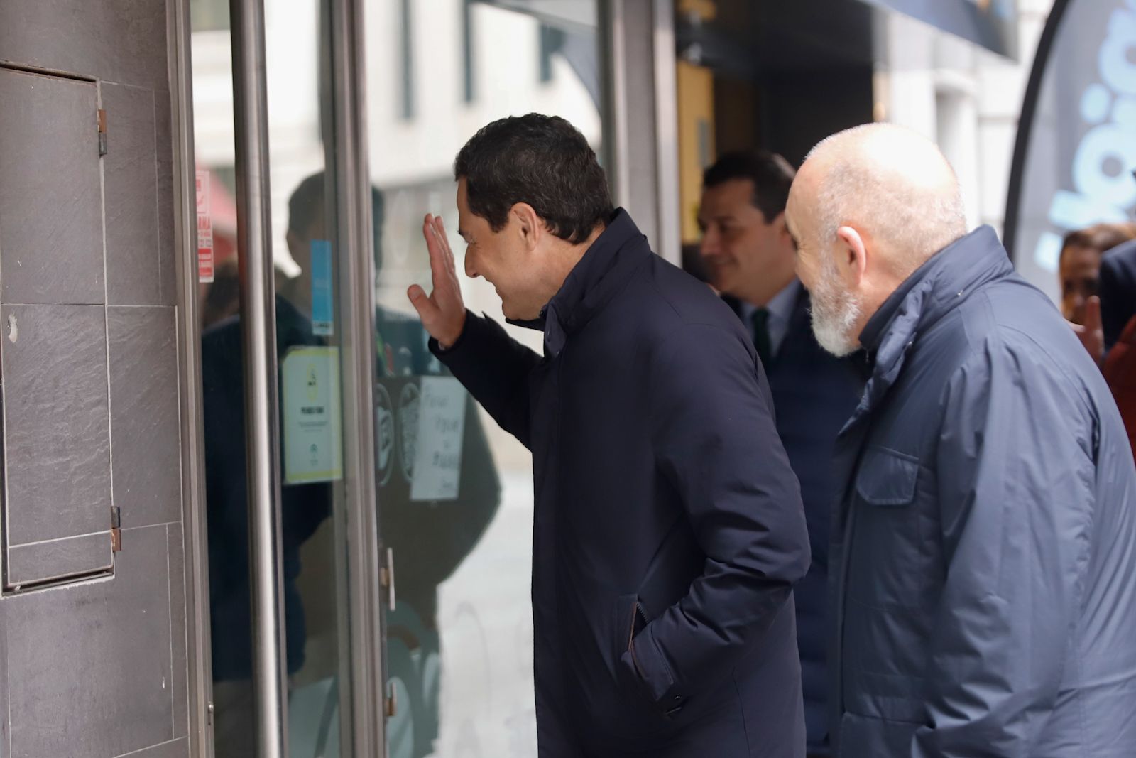 El presidente andaluz visita a los comerciantes del centro