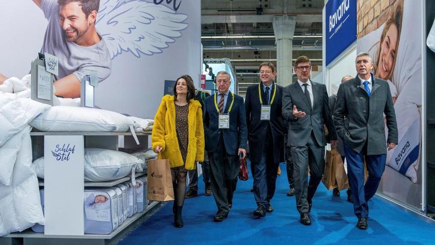 Ximo Puig, en el centro de la imagen, junto al conseller Rafa Climent y empresarios.