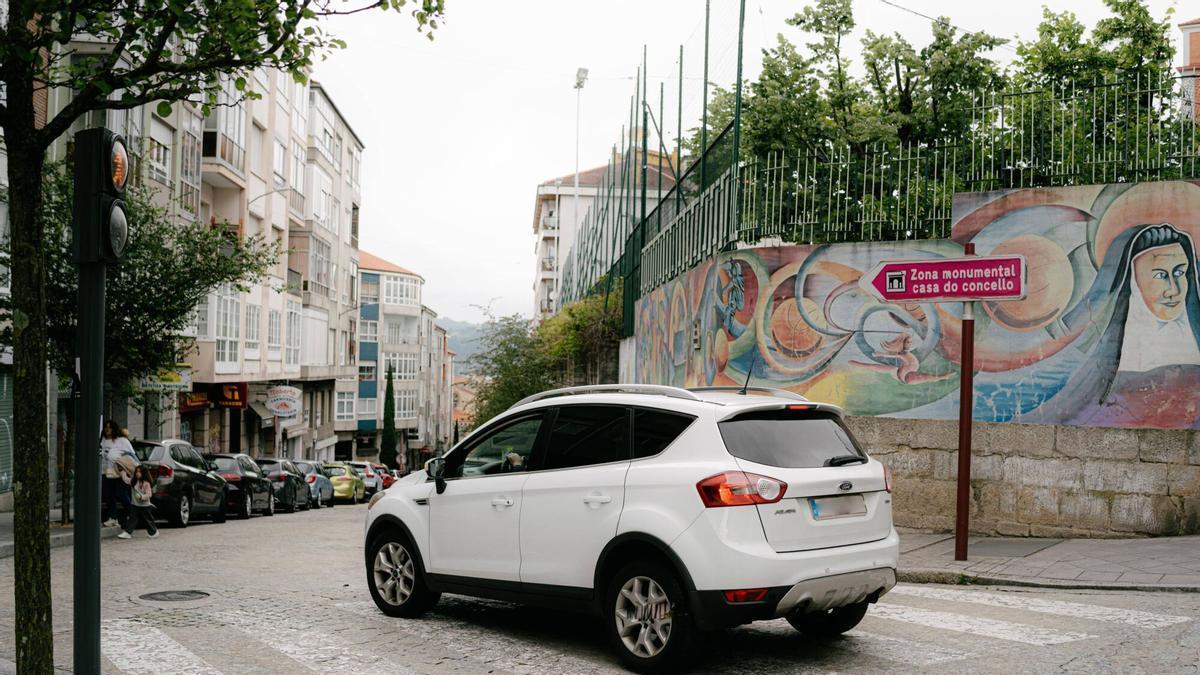 Un coche accede a la calle Pena Corneira, en la que empieza la Zona de Bajas Emisiones, sin que haya ninguna señal.
