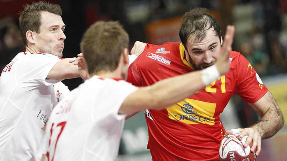 Joan Cañellas lucha por el balón con Mads Christiansen, durante el partido de cuartos de final entre Dinamarca y España del Mundial de balonmano