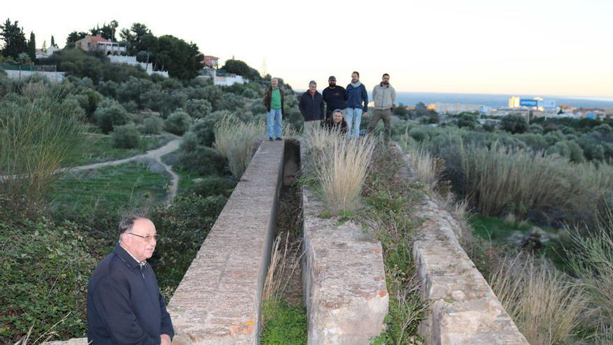 Los miembros de la Asociación en Defensa de las Chimeneas y el Patrimonio Industrial de Málaga,  con el presidente José Antonio Ruiz en primer plano, hace unos días en los cubillos del molino de Borrego o Veleta.