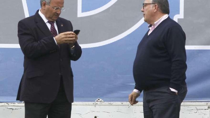 Pedro Posada y Ricardo Barros, ayer, en el campo de entrenamiento del Celta en A Madroa. // Ricardo Grobas