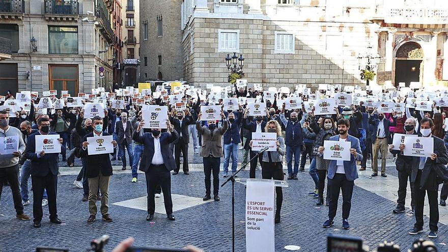 Els manifestants assistents a la plaça de Sant Jaume de Barcelona van mostrar cartells reivindicatius