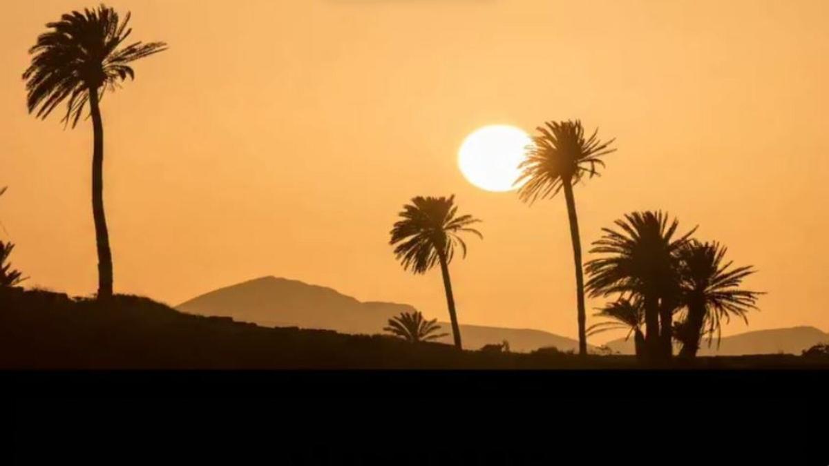Atardecer de verano con calima en Testeina, en el municipio lanzaroteño de Tías.