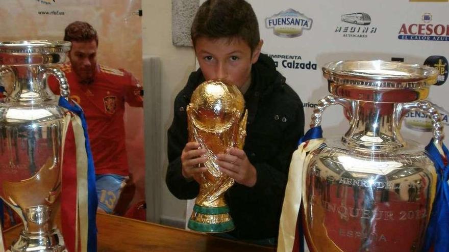 El llanisco Diego Romano besa la Copa del Mundo en Llanes, en 2012.