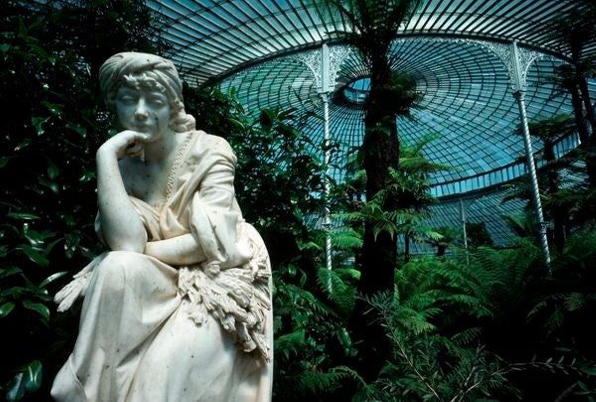 Plantas tropicales alrededor de una estatua de mármol en el Kibble Palace