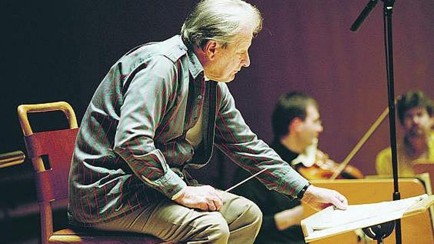 Neville Marriner, durante un ensayo.