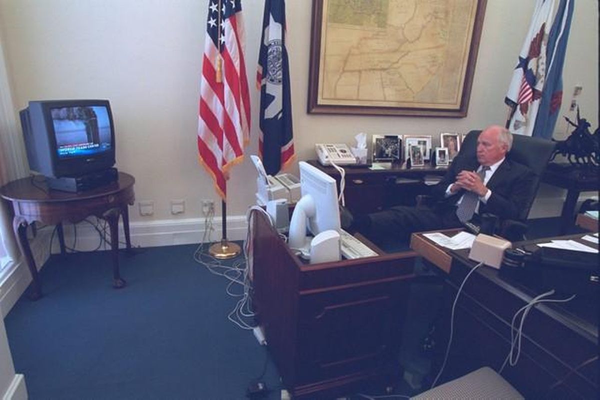 Dick Cheney mira a la televisió del seu despatx notícies dels atemptats de l’11-S.