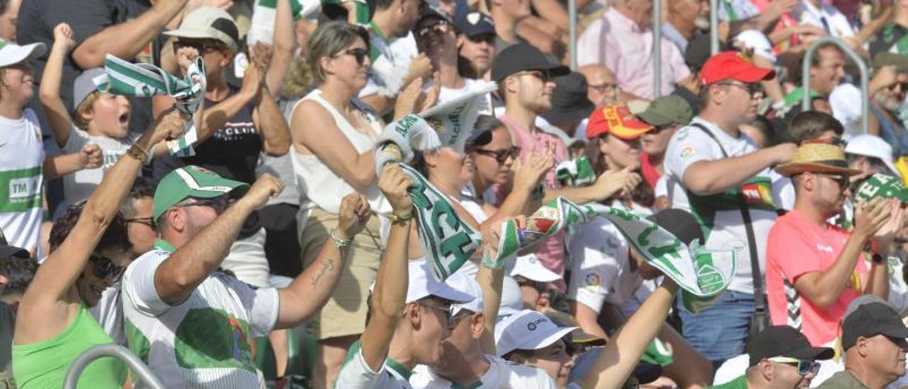 Los aficionados son optimistas y aseguran su apoyo al equipo, al que piden jugar «A lo Elche». | MATÍAS SEGARRA