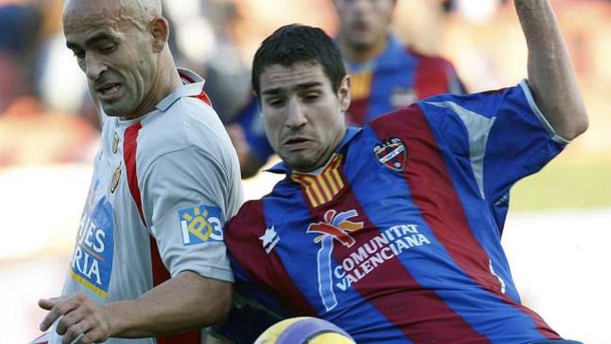 Álex Geijo, en la imagen con la camiseta del Levante, pugna con Nunes, del Mallorca, en un partido de 2008