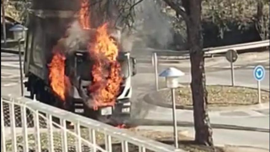 Vídeo: Un camió d’escombraries s’incendia a Vila-roja