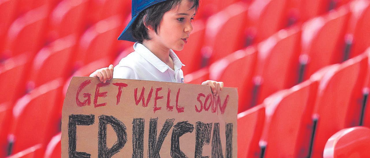 Un joven aficionado desea una pronta recuperación a Eriksen, antes del Inglaterra-Croacia de ayer.