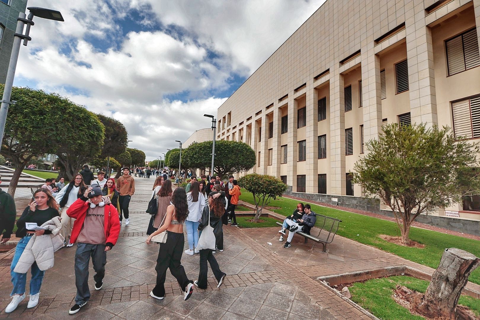 Decenas de alumnos en el Aulario General del Campus Guajara