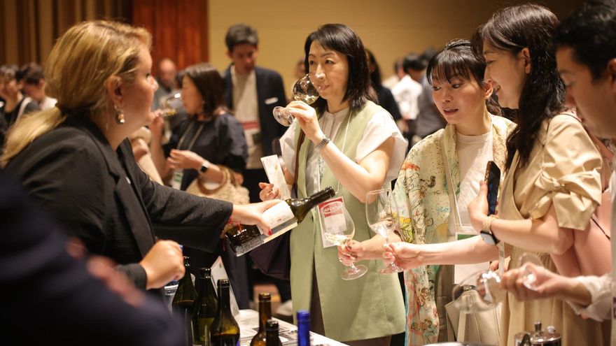 El vino canario seduce en Tokio: representantes de bodegas canarias buscan abrirse hueco en las vinotecas de Japón