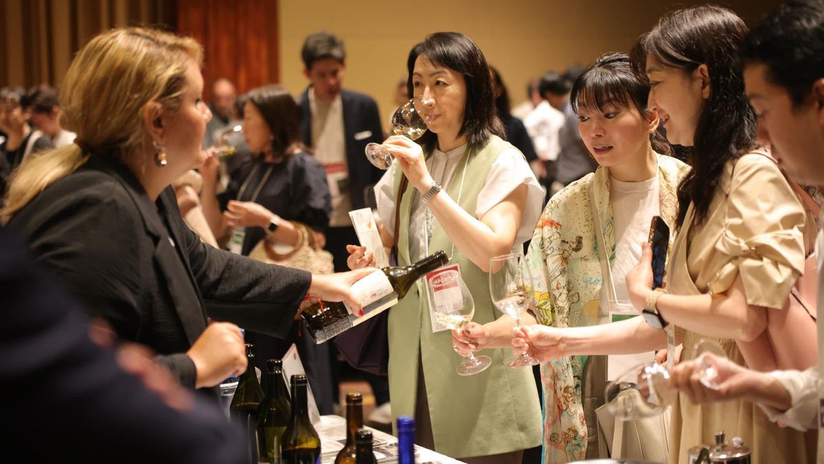 Mujeres japonesas prueban vinos canarios en Tokio.
