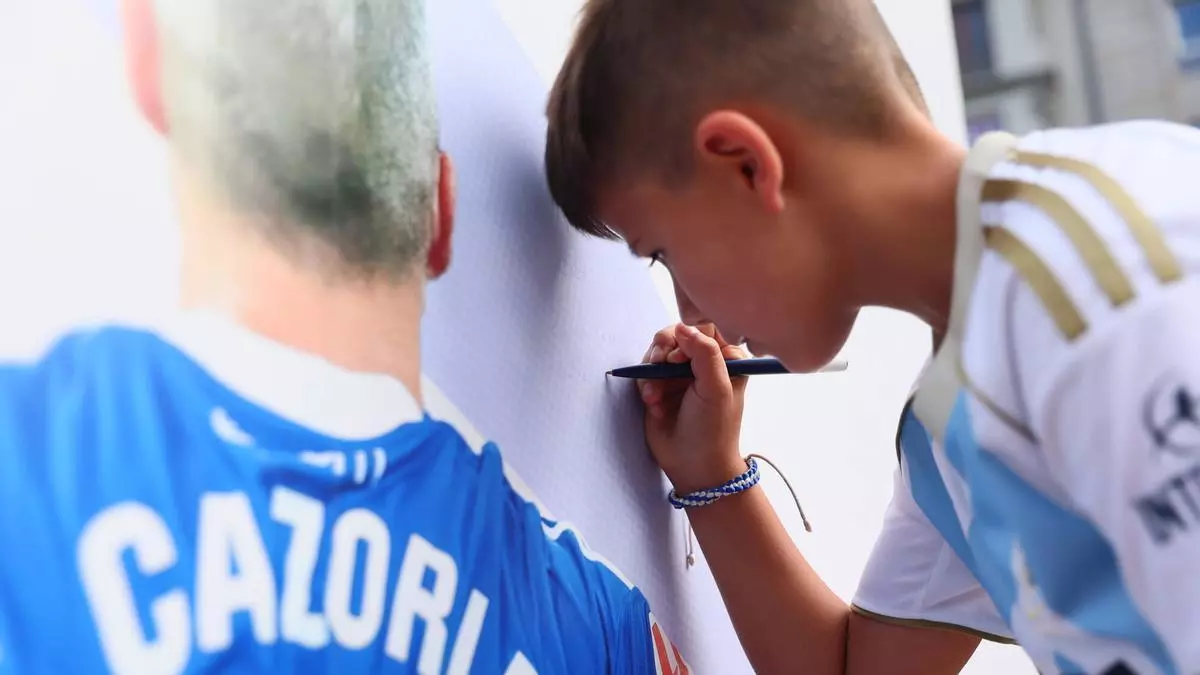 Oviedo despierta con Cazorla en todos sus rincones: “Eres un mago dentro y fuera del campo”