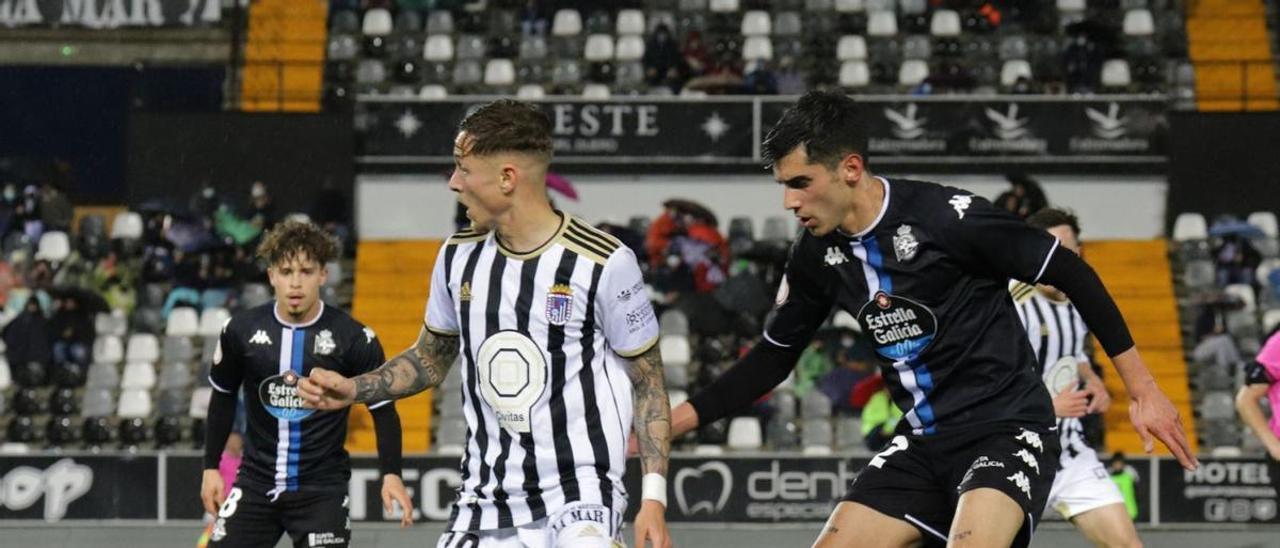 Isi Gómez protege la pelota ante Villares en el partido entre el Badajoz y el Deportivo. |  // LOF