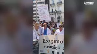 Los médicos toman la calle y cortan el tráfico del centro de València